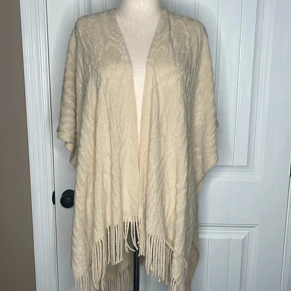 New Steve Madden Ivory Open Front Medallion Brushed Topper Cape/OSFM - Picture 2 of 10